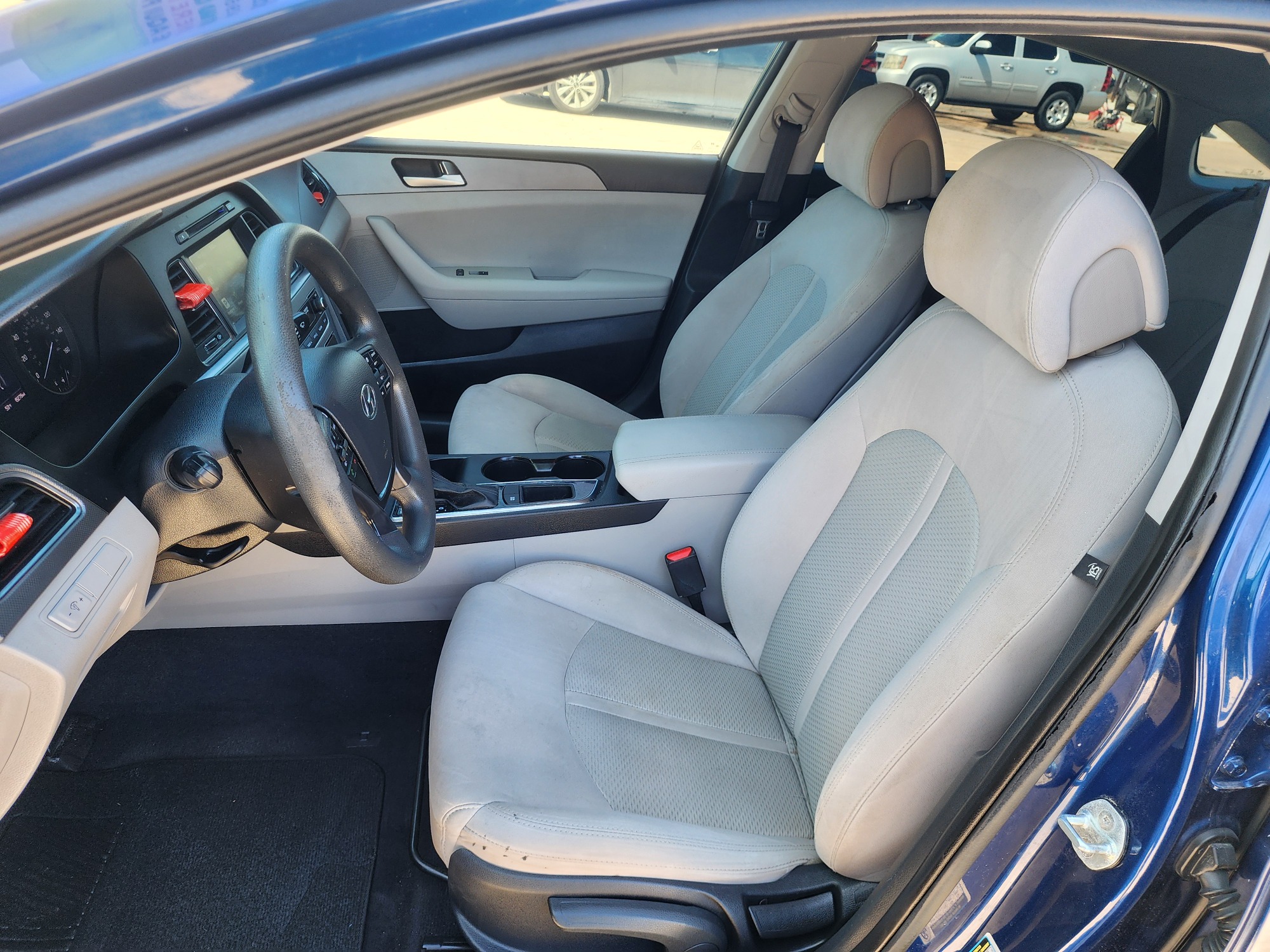 2016 BLUE Hyundai Sonata SE (5NPE24AF8GH) with an 2.4L L4 DOHC 16V engine, 7A transmission, located at 2660 S.Garland Avenue, Garland, TX, 75041, (469) 298-3118, 32.885387, -96.656776 - Photo #11